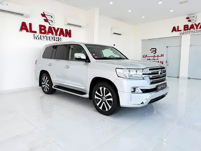 تويوتا لاند كروزر VXR 5.7  V 8 فضي / بني 2016 (الفطيم)