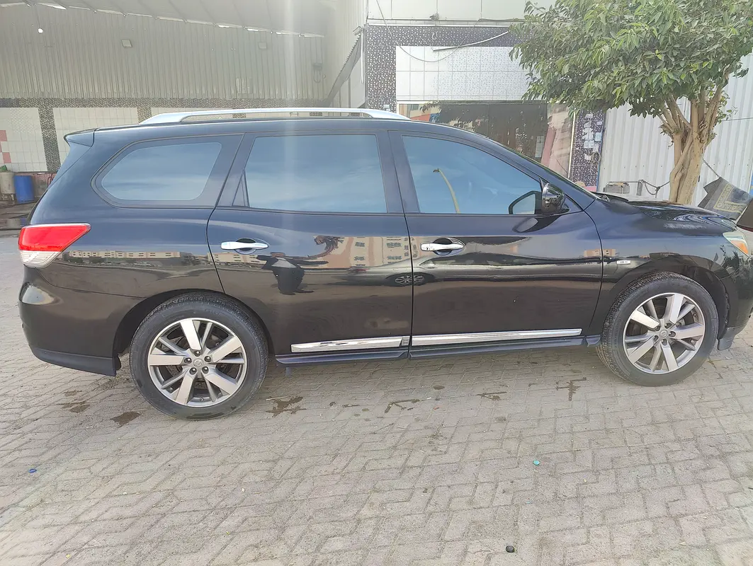 Nissan Pathfinder 2013 — photo 1 of 17
