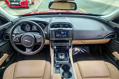 صورة 10 لـ 2016 Jaguar XE