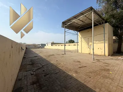 أرض مسورة للاستخدام التجاري في الصناعية 5 الشارقة مساحة 17000 قدم على شارع رئيسي