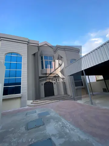 مستوى راقي من المعيشة  هل تبحث عن الراحة، الخصوصية، والمساحة الواسعة؟ هذه الفيلا تمنحك كل ذلك في موقع مميز وبيئة هادئة تناسب العائلات 👌