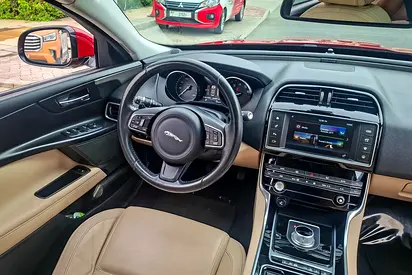 صورة 9 لـ 2016 Jaguar XE