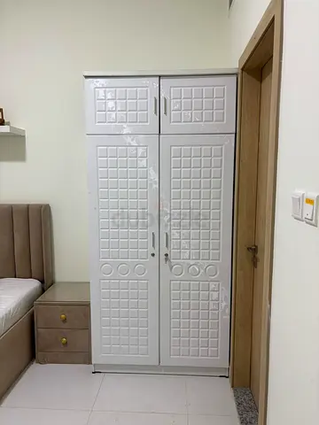 White 2-Door Wardrobe in Good Condition