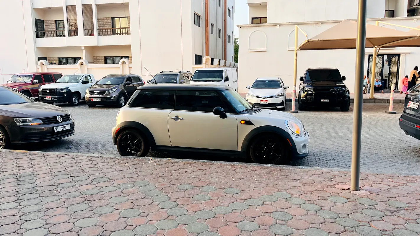 MINI Cooper 2012 — photo 1 of 3