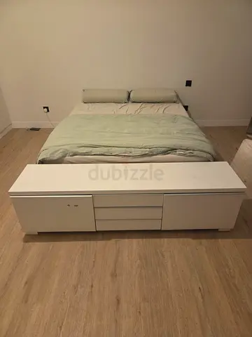 White platform storage bed with drawers (Queen) - good condition. Mattress included