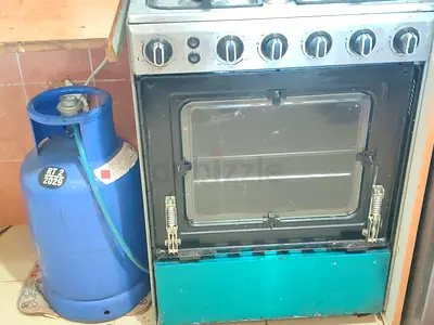 Pre-owned freestanding gas cooker with oven and gas cylinder (working)