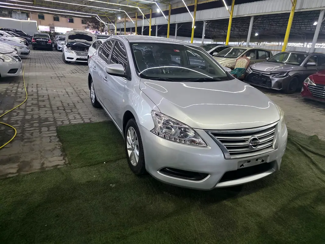 Nissan Sentra 2019 — photo 1 of 19
