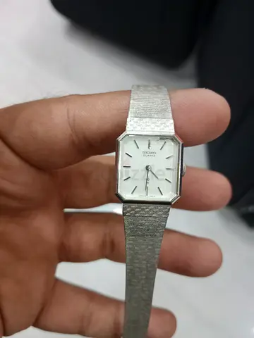 For sale nice watch for girl working very very well this watch for branded 100% original