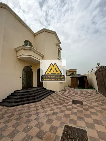 فرصة مميزة لاستئجار فيلا واسعة في منطقة الرقايب، بموقع هادئ ومناسب للعائلات وقريب من جميع الخدمات والطرق الرئيسية.