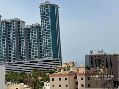 أكبر مساحة غرفتين وصالة للإيجار السنوي في كورنيش عجمان الرميلة 1 غرفتين ماستر 3 حمام بلكونة تكييف مركزي باركن مجاني 53 ألف 4 دفعات