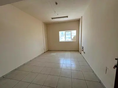 مساحة واسعة_صيانة كاملة_موقع مميز_بناء عائلي كامل_سعر مميز جدا قريب من مخرج دبي