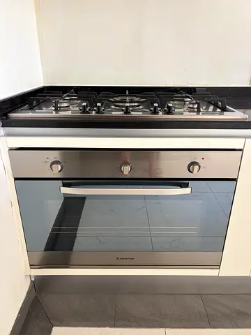 Built-in gas oven with 5-burner hob - stainless steel and extractor fan