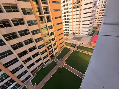 شقة مفروشة مجددة بإطلالة حديقة وموقف خاص