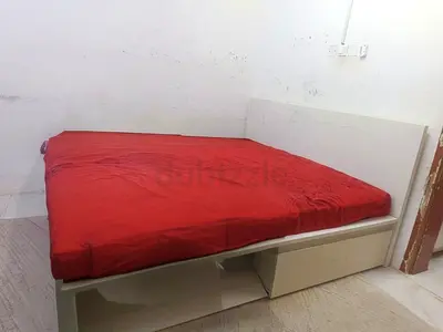 White platform storage bed with drawers - queen size