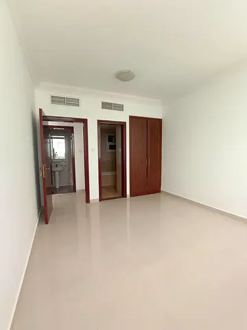 شقة غرفة وصالة ببلكونة - للإيجار 📍 بالتعاون - الشارقة 🏡 🛏️ غرفة ماستر + 🛋️ صالة + 🌅 بلكونة + 🚿 2 حمام + 🍳 مطبخ ❄️ تكييف مركزي  | 🗄️ خزائن بال
