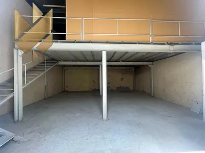 مستودعات - ممحلات - معارض - مستودع بالصناعيه 18 - مساحته 1739 - ميزانين الأرضي 970 ميزان 769 - مع 3 مكاتب وحمام