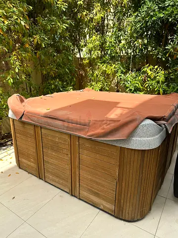 Outdoor Wooden Hot Tub / Jacuzzi with Cover — Used, ( for free )