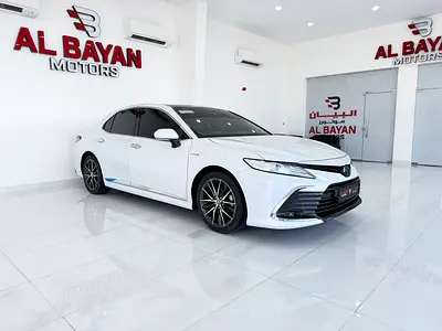 تويوتا كاميري GLE HYBRID  ابيض / بيج 2021 (الفطيم)