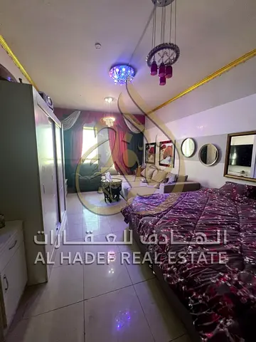 استوديو مفروش بالكامل للإيجار السنوي في المجاز 2 بموقع مميز على مخرج دبي مباشرة قريب من جميع الخدمات مع تسهيلات دفع حتى 6 دفعات بسعر مناسب