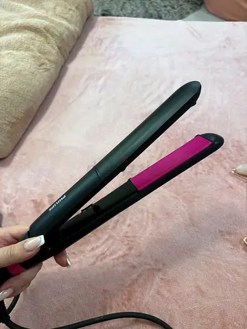 Gently used hair straightener / flat iron