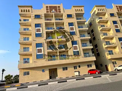تصميم معماري حديث وبنية تحتية متكاملة شوارع داخلية واسعة ومواقف سيارات مغطاة حدائق منظمة ومسارات مخصصة للجري والمشي