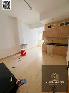 Spacious studio (third tenant) with a separate kitchen and bathroom. Close to services and public tr