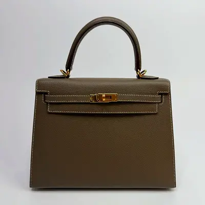AUTHENTIC HERMÈS KELLY 25 SELLIER IN ETOUPE EPSOM LEATHER WITH GHW
