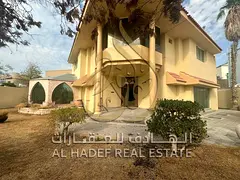 4BR villa in Al Ramaqia, central AC, 2 majlis, 3 halls, 2 kitchens, large yard, spacious layout, fam