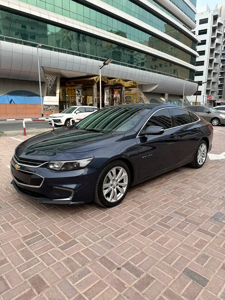 Chevrolet Malibu 2017 — photo 1 of 20