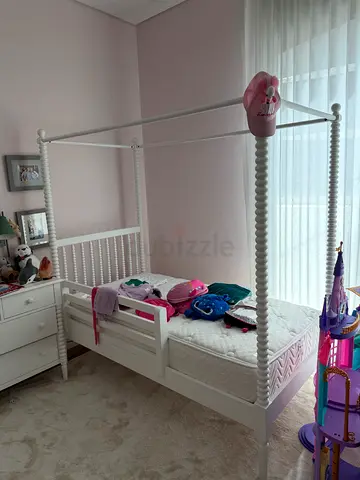 White Spindle Toddler Bed  - Good Condition. Kids bed. With mattress.