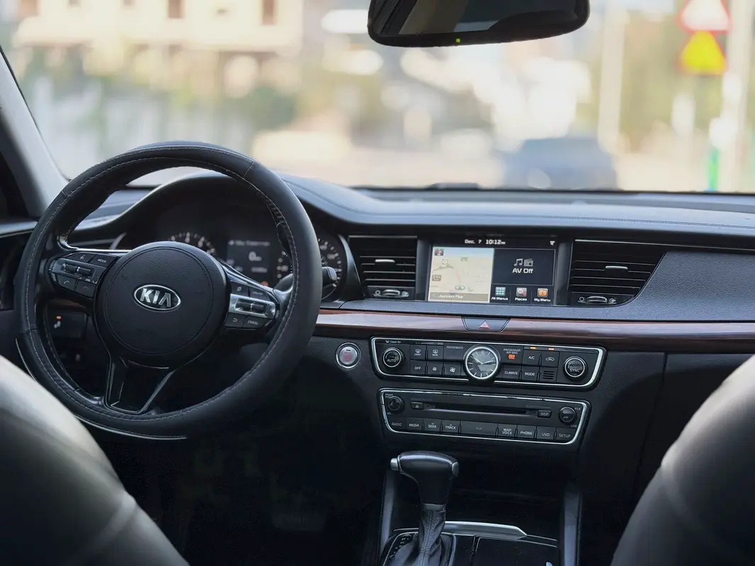 Kia Cadenza 2017 — photo 1 of 5