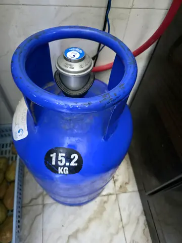 Used 15.2kg Blue LPG Gas Cylinder (UAE) - Working Condition and valve abd pipe moving out sale