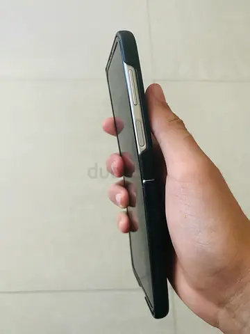 Z flip 3  inner screen  broken with free cover serious buyers only  price negotiable