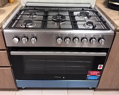 6-Burner Stainless Steel Gas Range with Large Oven - very Good Condition used for 6 months only
