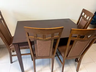 table + 4 kitchen chairs