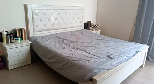White queen-size bed frame with headboard and side table إطار سرير أبيض بحجم كوين مع لوح أمامي وطاول