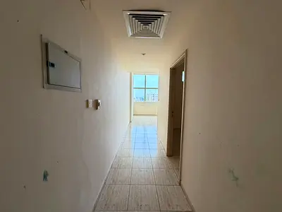 تكييف مجاني مساحات واسعه  موقع مميز وحيوي قريب من كل الخدمات مثل المقاهي والمولات والصيدليات والمتاجر وقريب من مخرج دبي