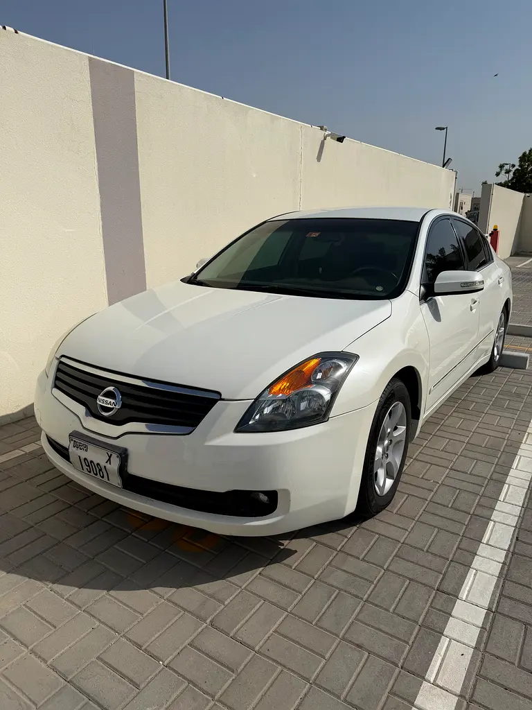 Nissan Altima 2009 — photo 1 of 6