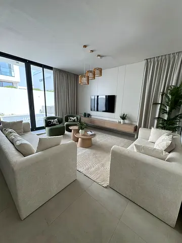 أفخم وأشيك  فيلا للايجار السنوي المفروش الشارقة الحمرية - 3 طوابق بإطلالة بحرية -4 غرف- تكييف مركزي- غرفة خادمة-6 حمام-