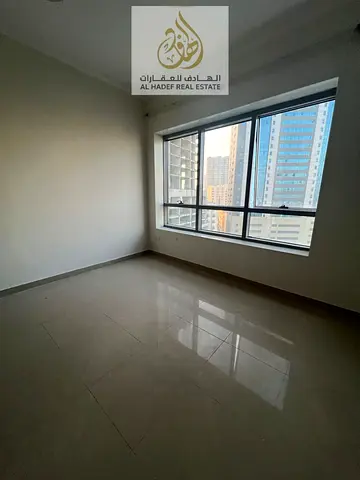 شقة غرفتين وصالة قريبة من مخرج دبي، مثالية للعاملين في دبي، بسعر معقول جداً... فرصة لا تُفوّت!