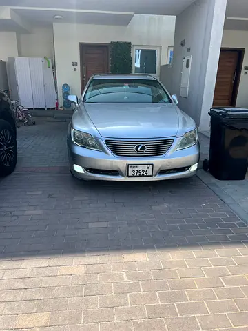 LEXUS LS460 SUPER CLEAN CAN , FROM 1ST OWNER REGISTER THE CAR IN UAE ACCIDENT FREE