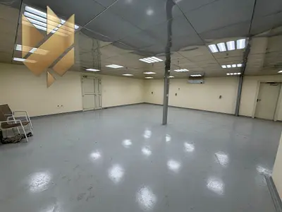 مستودع مجهز بمكاتب مفروشة وكهرباء 16 كيلو وات للإيجار في الصناعية 13 الشارقة