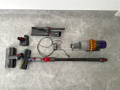 Dyson V15 detect absolute-style Cordless Vacuum with Attachments (Parts/Refurb)