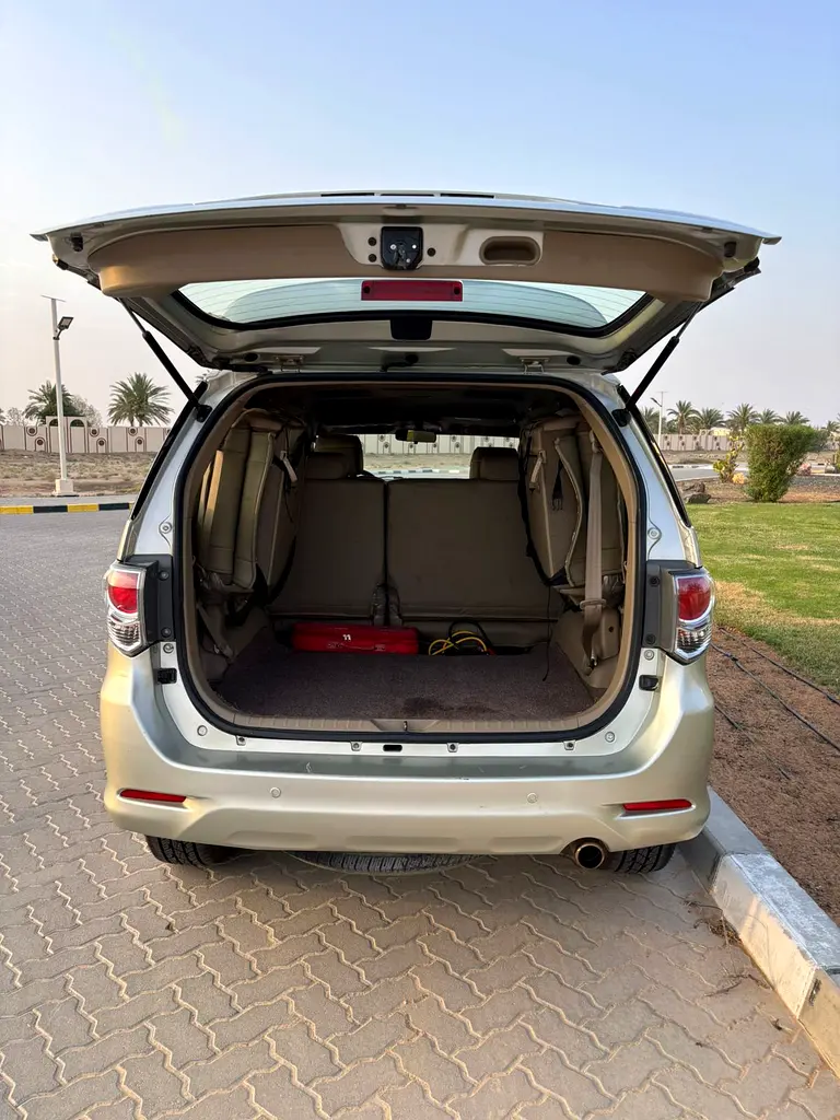 Toyota Fortuner 2013 — photo 1 of 12