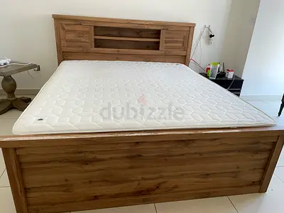 Beautiful well maintained king bed from homecentre