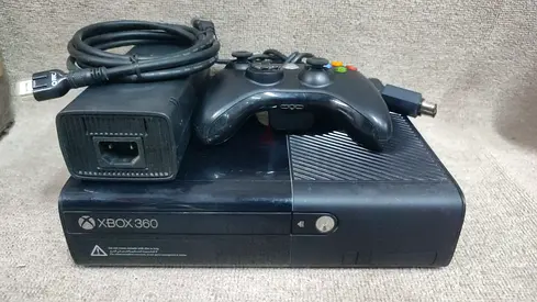 Modded xbox 360 with 1 controller 175 games inside