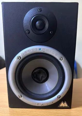 Studio phils bookshelf speaker  negotiable price