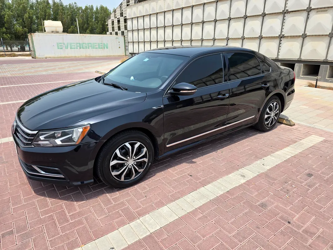 Volkswagen Passat 2017 — photo 1 of 12