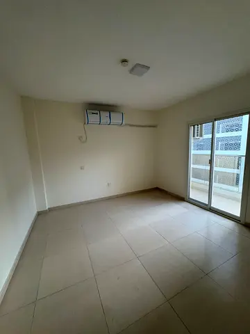 ثلاث غرف ايجار سنوي أول ساكن - على شارع الوحدة أول ساكن-بناية جديدة  صاله كبيره  بلكونه بإطلالة مفتوحة  3حمامات تكييف اسبيليت