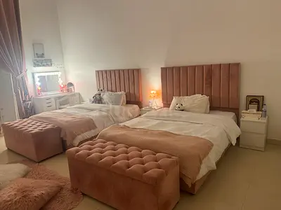 غرفة نوم بدون خزانة